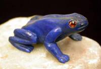 Grenouille sculpté en Lapis